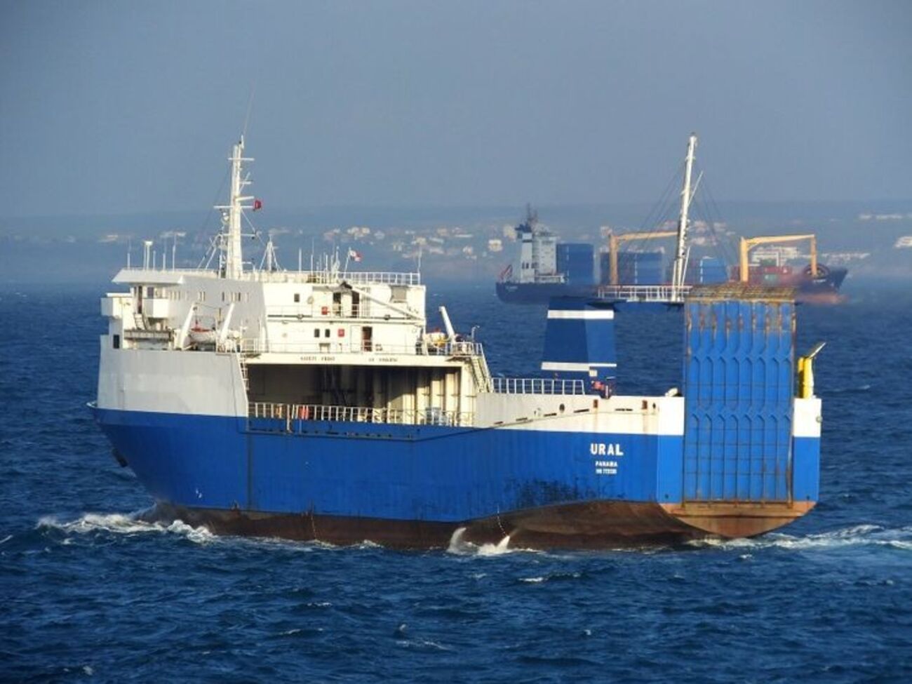 На судне URAL&nbsp;нашли большую партию военной техники, оружия и амуниции