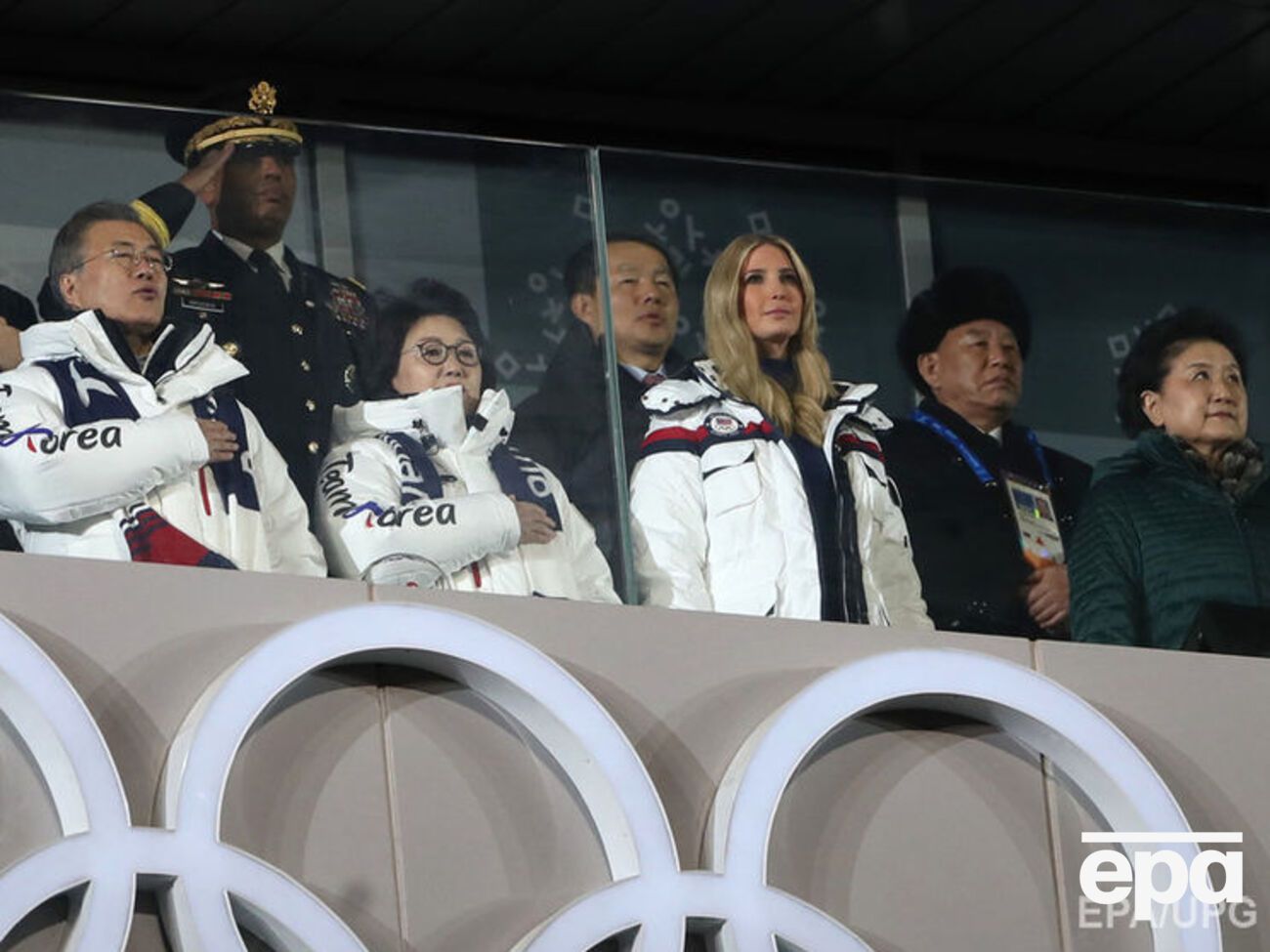 На церемонії закриття Олімпіади поруч стоять Мун Чже Ін, Кім Йон Чхоль і дочка президента США Іванка Трамп