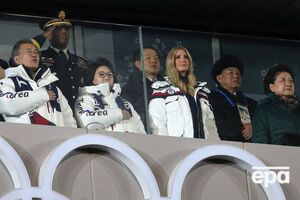 На церемонії закриття Олімпіади поруч стоять Мун Чже Ін, Кім Йон Чхоль і дочка президента США Іванка Трамп