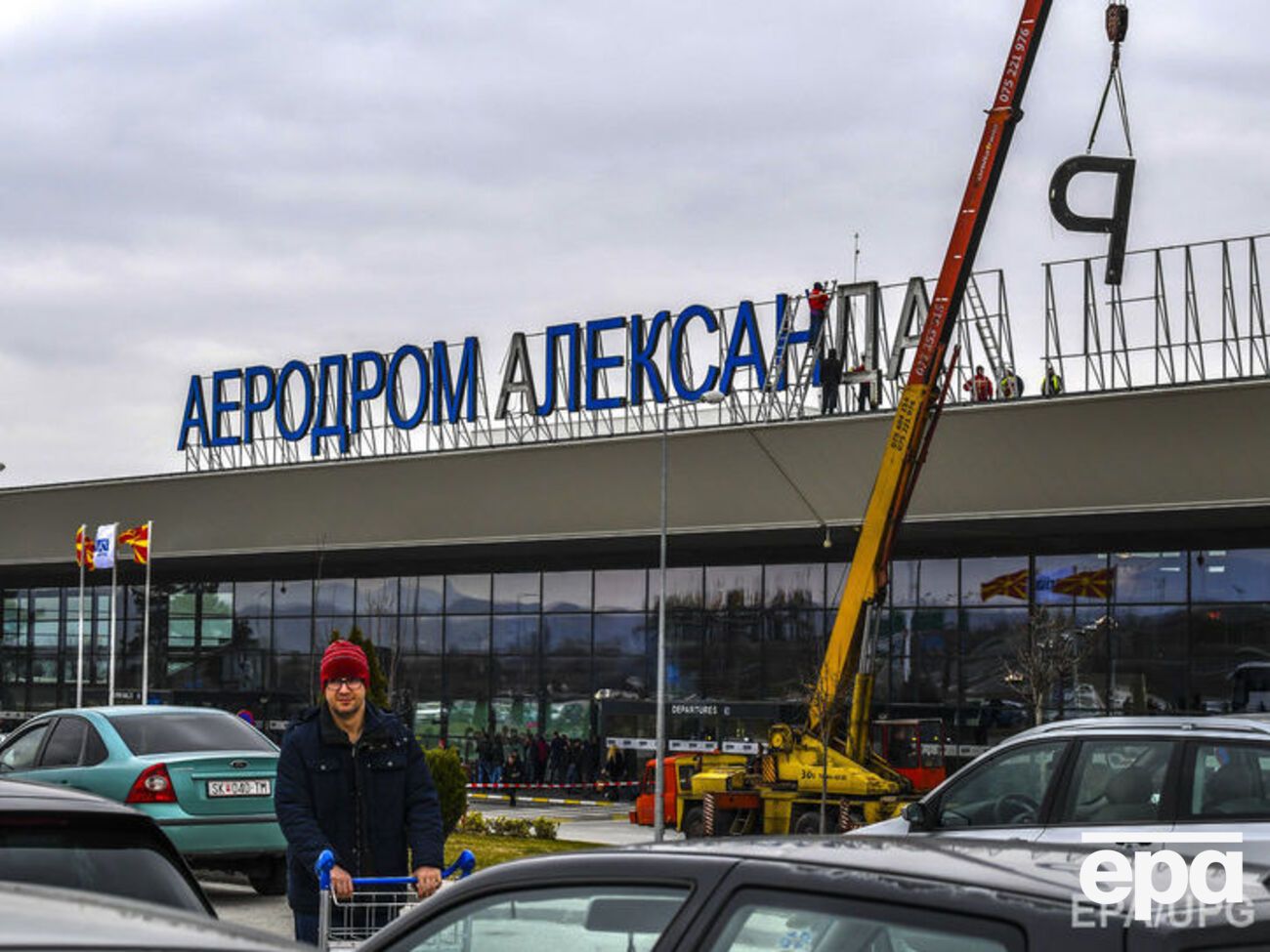 После снятия указателей с именем Александра Македонского власти Македонии начали демонтаж статуй
