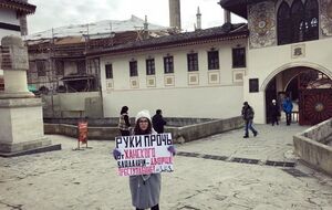 Эльмаз Акимова вышла с плакатом: "Руки прочь от Ханского дворца"