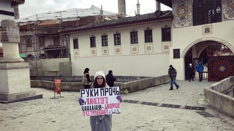 Эльмаз Акимова вышла с плакатом: "Руки прочь от Ханского дворца"