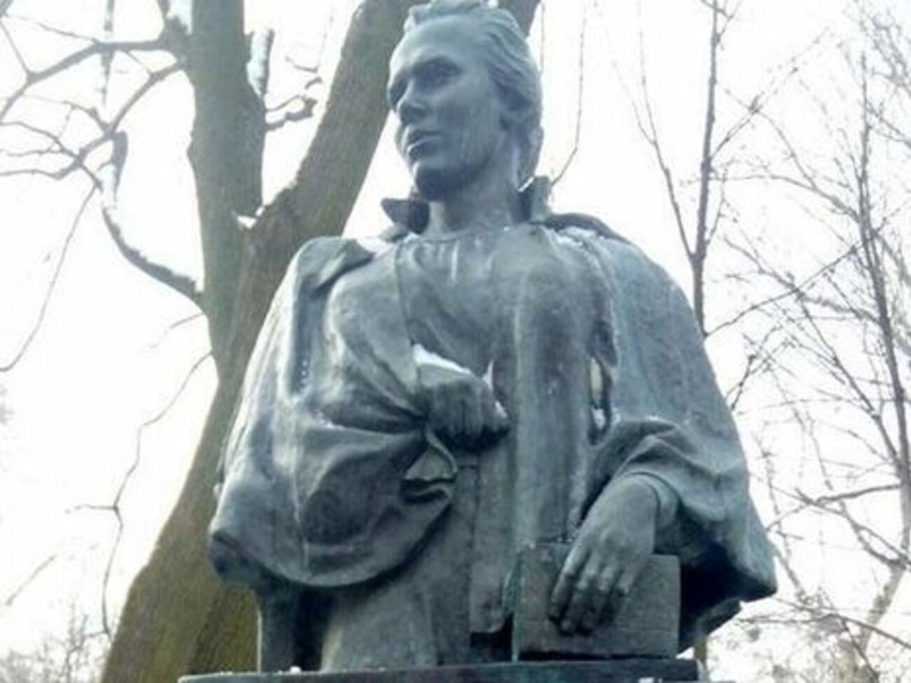 Надгробный памятник на могиле Леси Украинки установили в 1939 году&nbsp;