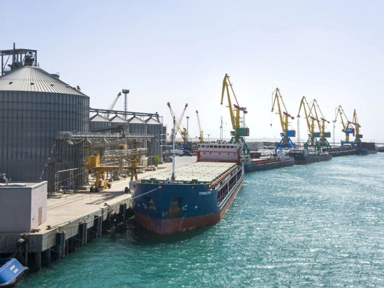 Законопроект предполагает введение речного сбора и упразднение контроля государства за допуском и деятельностью на внутренних водных путях судов под флагами других государств