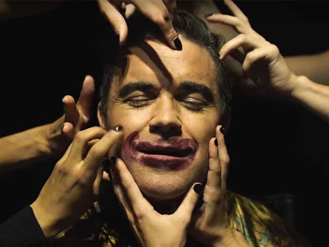 Уильямс исполнил главную роль в своем клипе