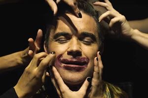 Уильямс исполнил главную роль в своем клипе