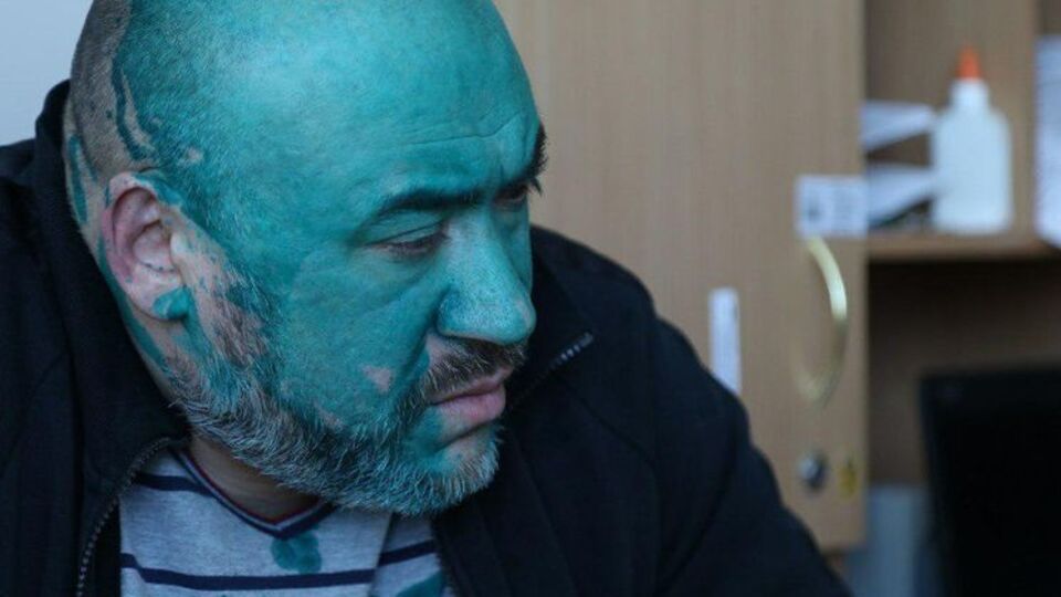 "Від радості Крисін вилив на себе зеленку". Активісти відвідали фігуранта справи про вбивство Веремія в Інституті серця. Фоторепортаж