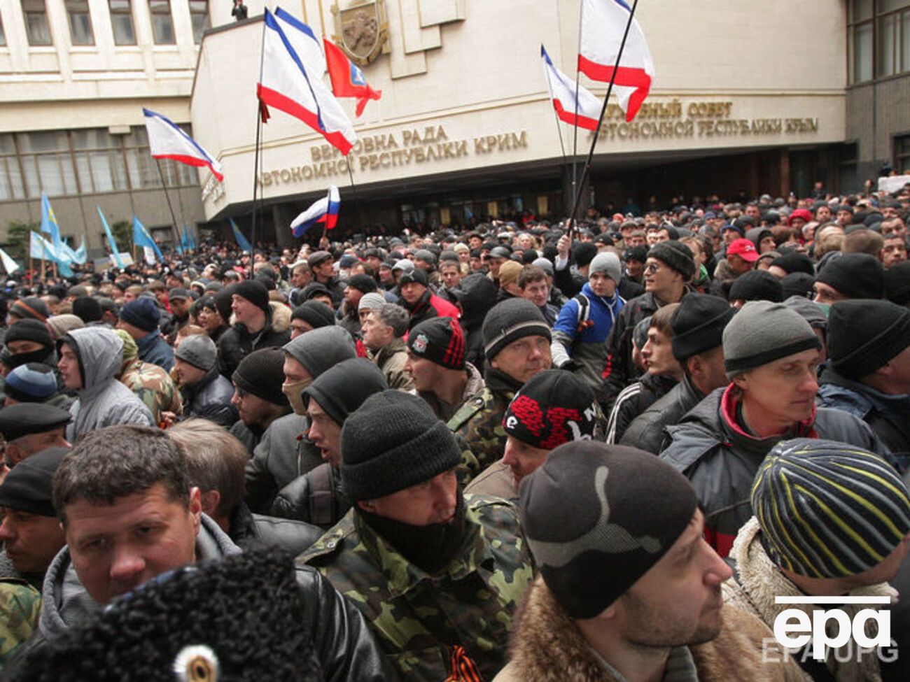 26 лютого 2014 року під парламентом Криму проходили два мітинги