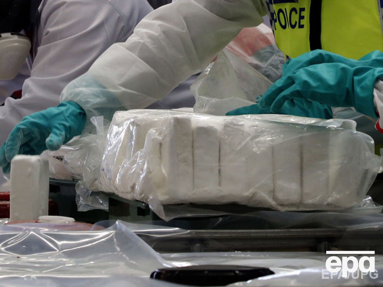 В посольстве РФ заявили, что злоумышленники имели возможность незаметно пронести кокаин в здание школы