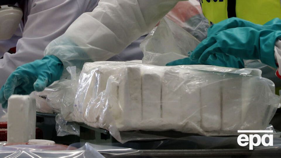 В посольстве РФ заявили, что злоумышленники имели возможность незаметно пронести кокаин в здание школы