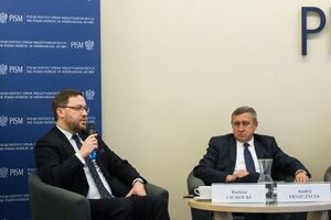 Цихоцкий (слева) выступил на польско-украинской конференции в Варшаве