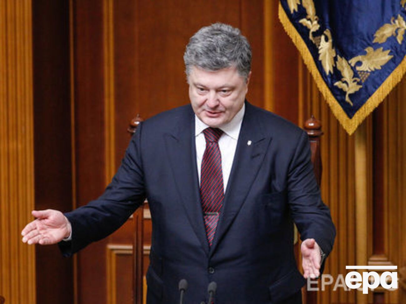 Порошенко примет решение об участии в выборах президента Украины летом