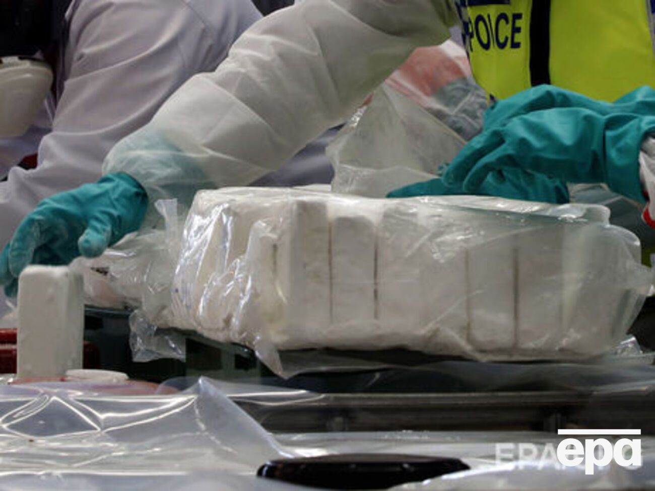 Посол России в Аргентине Виктор Коронелли обнаружил 12 чемоданов с наркотиком в здании посольской школы