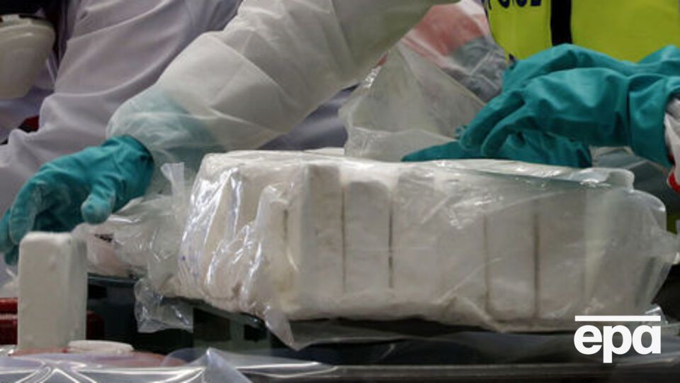 Посол России в Аргентине Виктор Коронелли обнаружил 12 чемоданов с наркотиком в здании посольской школы