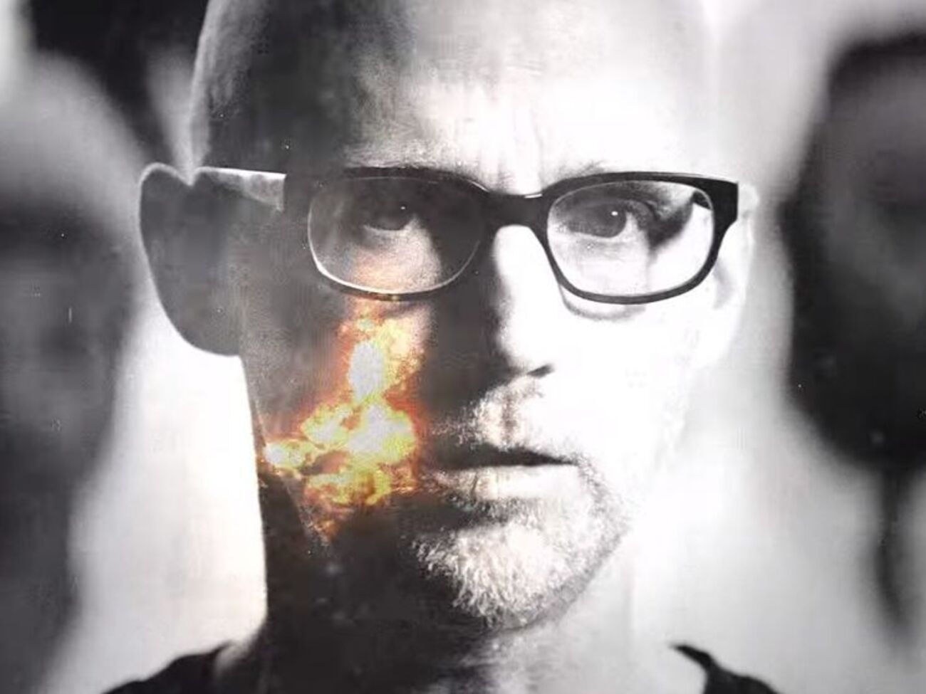 Лицо Moby пронизывает пламя