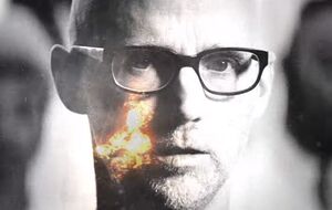 Лицо Moby пронизывает пламя