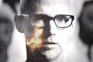 Лицо Moby пронизывает пламя