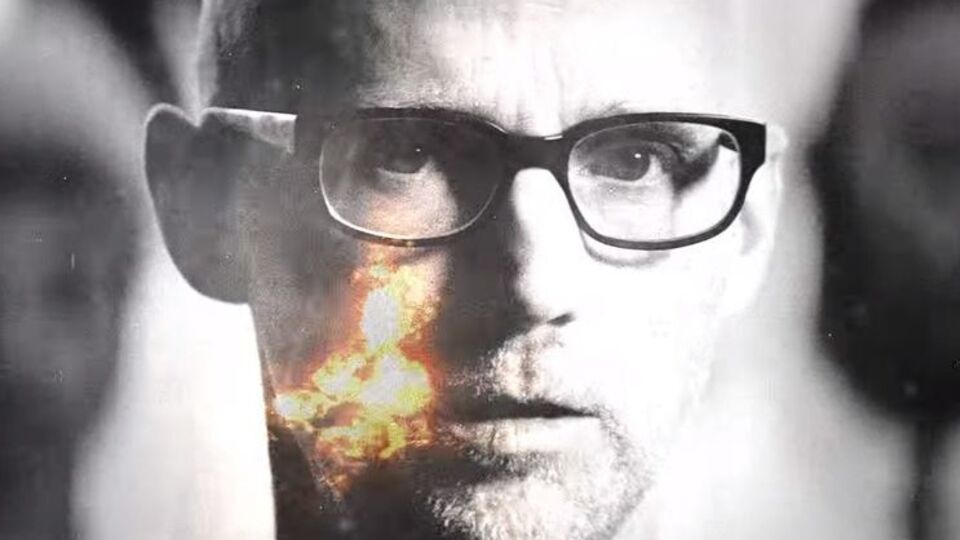 Обличчя Moby пронизує полум'я