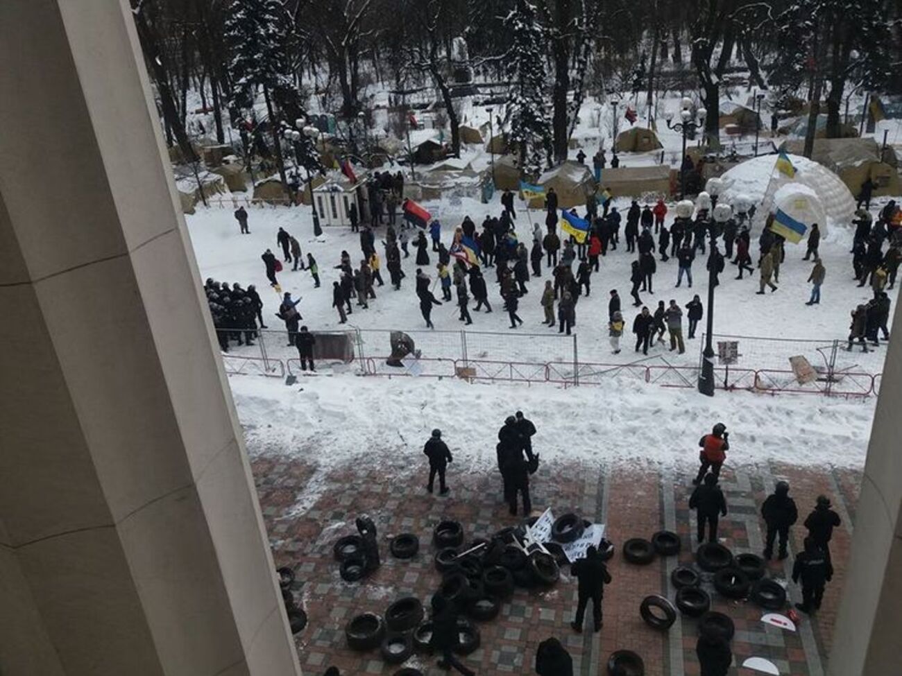 Митингующие пытались поджечь шины под Верховной Радой, бросали в правоохранителей "коктейли Молотова"