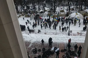 Митингующие пытались поджечь шины под Верховной Радой, бросали в правоохранителей "коктейли Молотова"