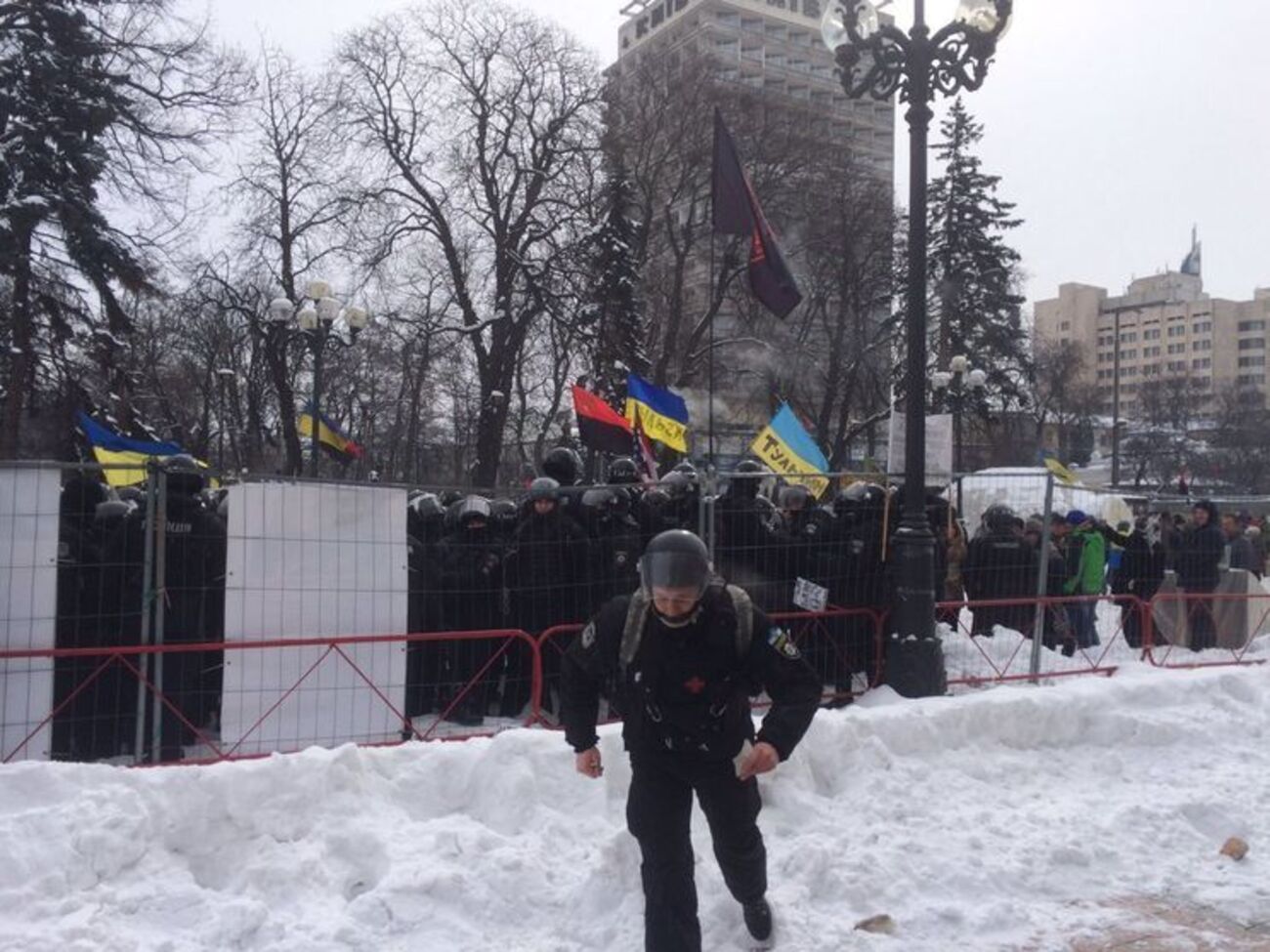 В одного з поліцейських, що постраждали в сутичках під Радою, зламана ключиця