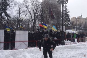 У одного из полицейских, пострадавших в стычках под Радой, сломана ключица