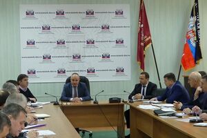 Терористи "ДНР" звинуватили Голенка (в центрі) в "корупції"