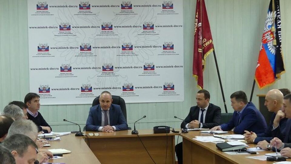 Терористи "ДНР" звинуватили Голенка (в центрі) в "корупції"
