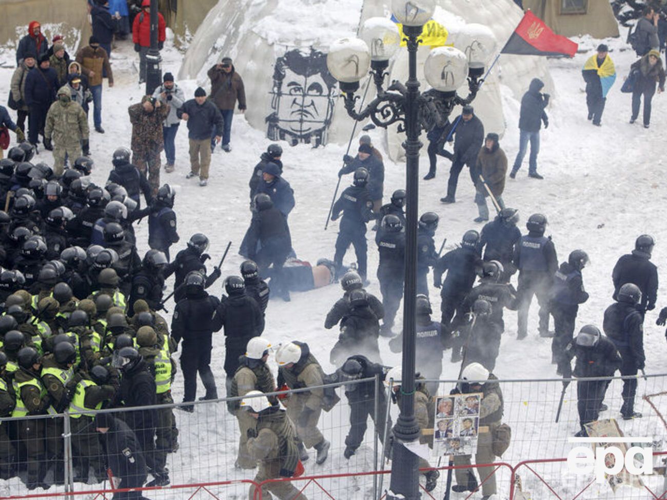 Правоохоронці оглядають місце події і встановлюють усіх учасників, причетних до інциденту