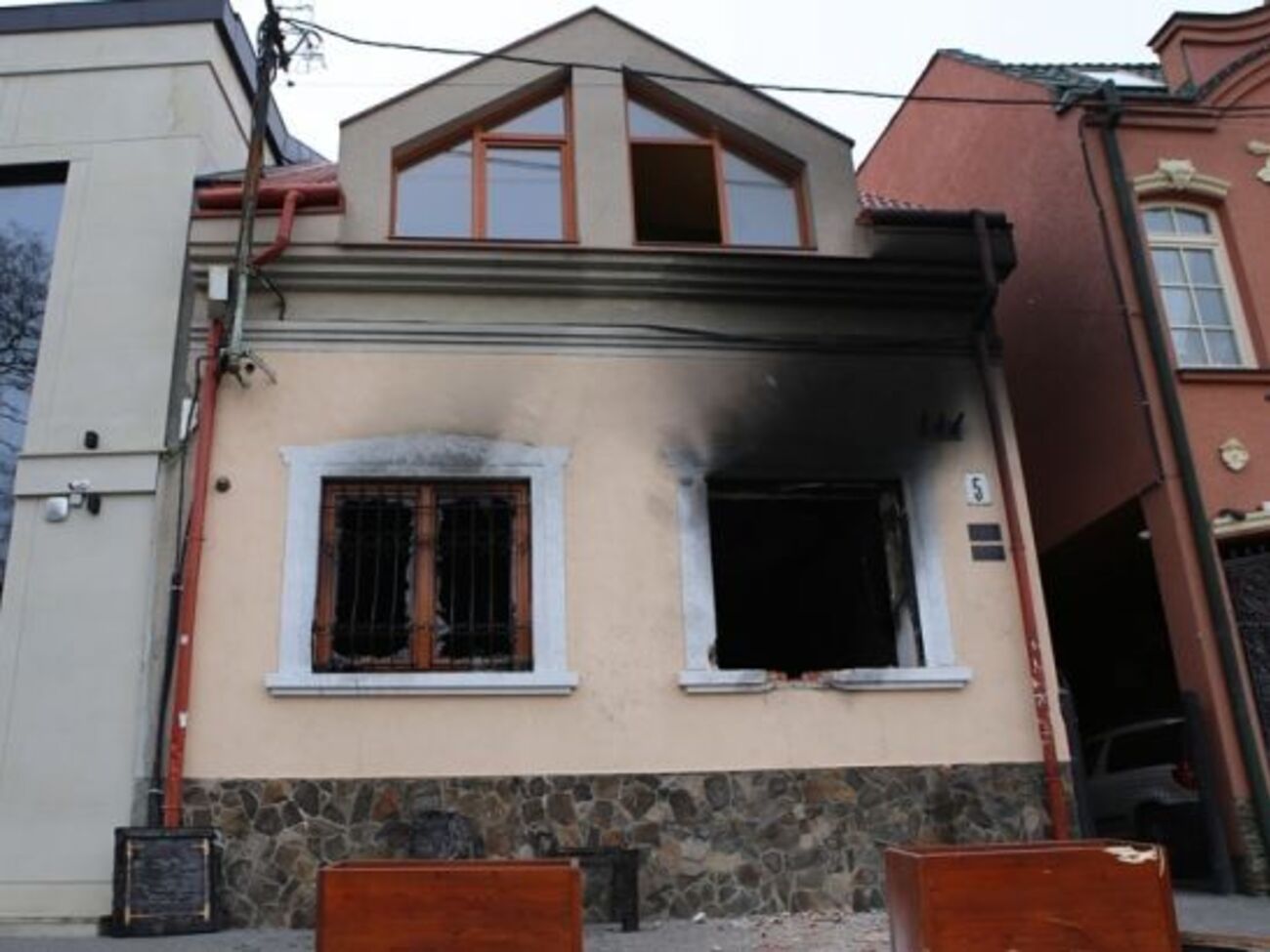 Огонь уничтожил мебель и имущество центра на площади 25 м²
