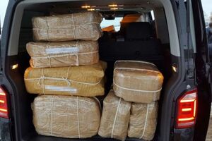 Отправка чемоданов с кокаином, обнаруженным в школе при посольстве РФ