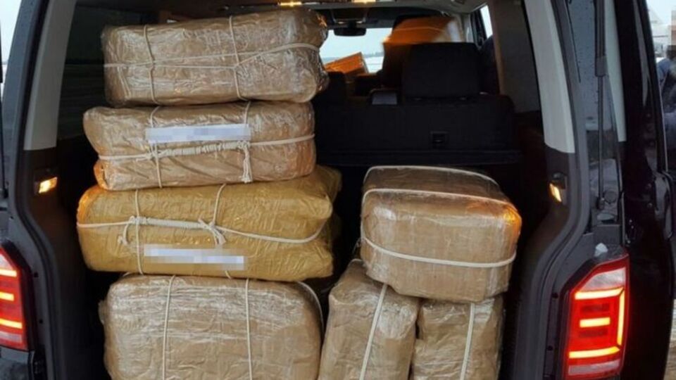 Відправлення валіз із кокаїном, виявленим у школі при посольстві РФ