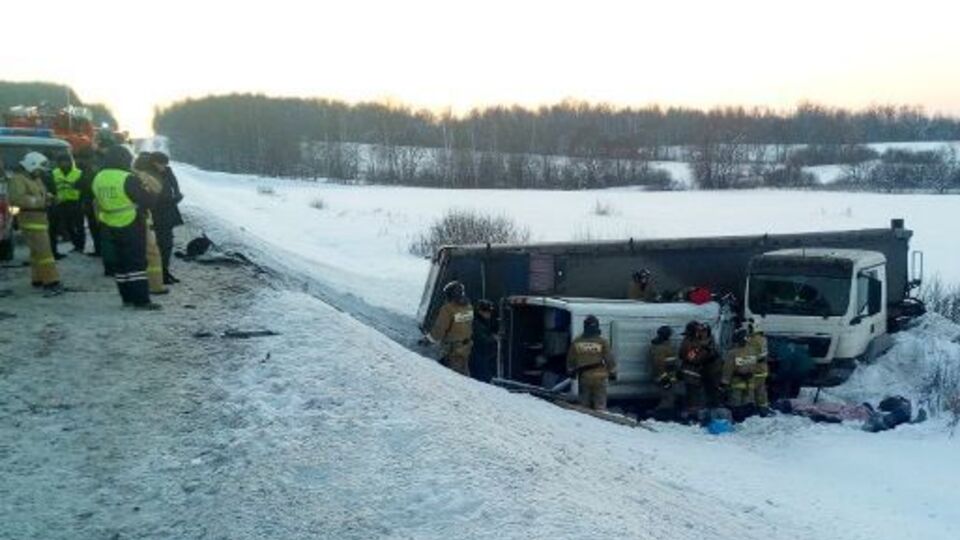 Обидва автомобілі після зіткнення вилетіли з траси