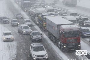 До низки міст України через негоду не пускають вантажівок