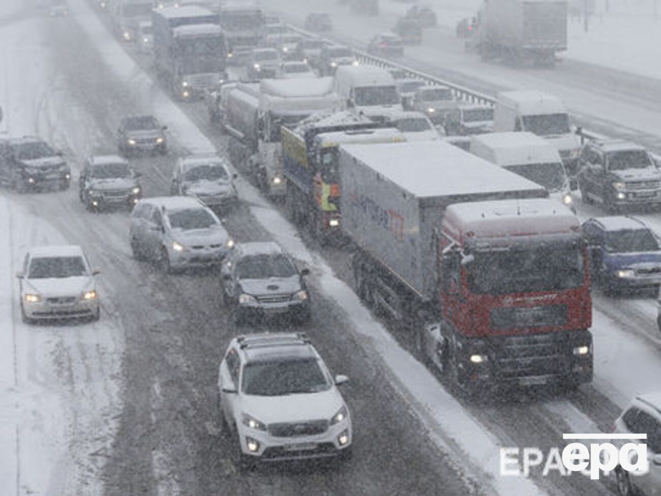 У місцях утрудненого руху працюють тягачі