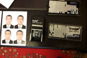 Во время обысков оперативники обнаружили "дата-штампы" о пересечении границ ЕС