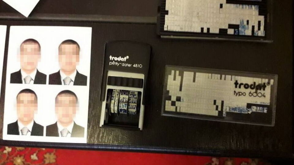 Під час обшуків оперативники виявили "дата-штампи" про перетин кордонів ЄС