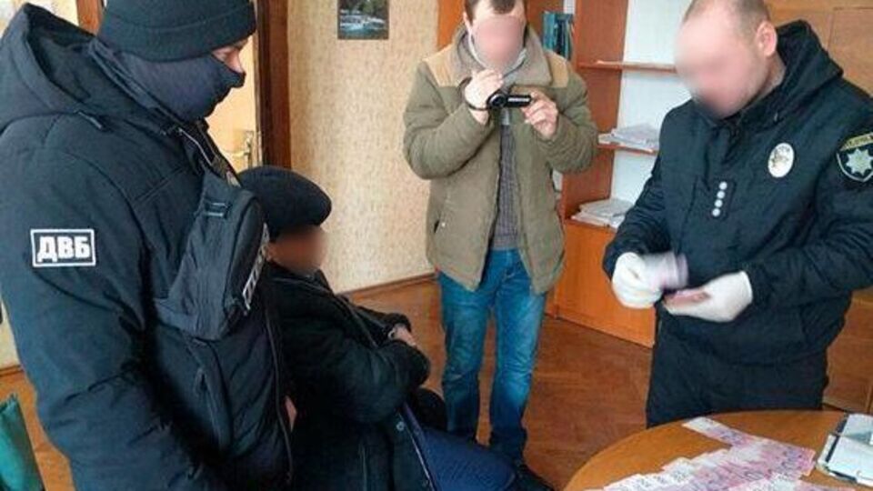 Начальникові слідчого відділу поліції принесли 29 тис. грн за перекваліфікацію статті на легшу