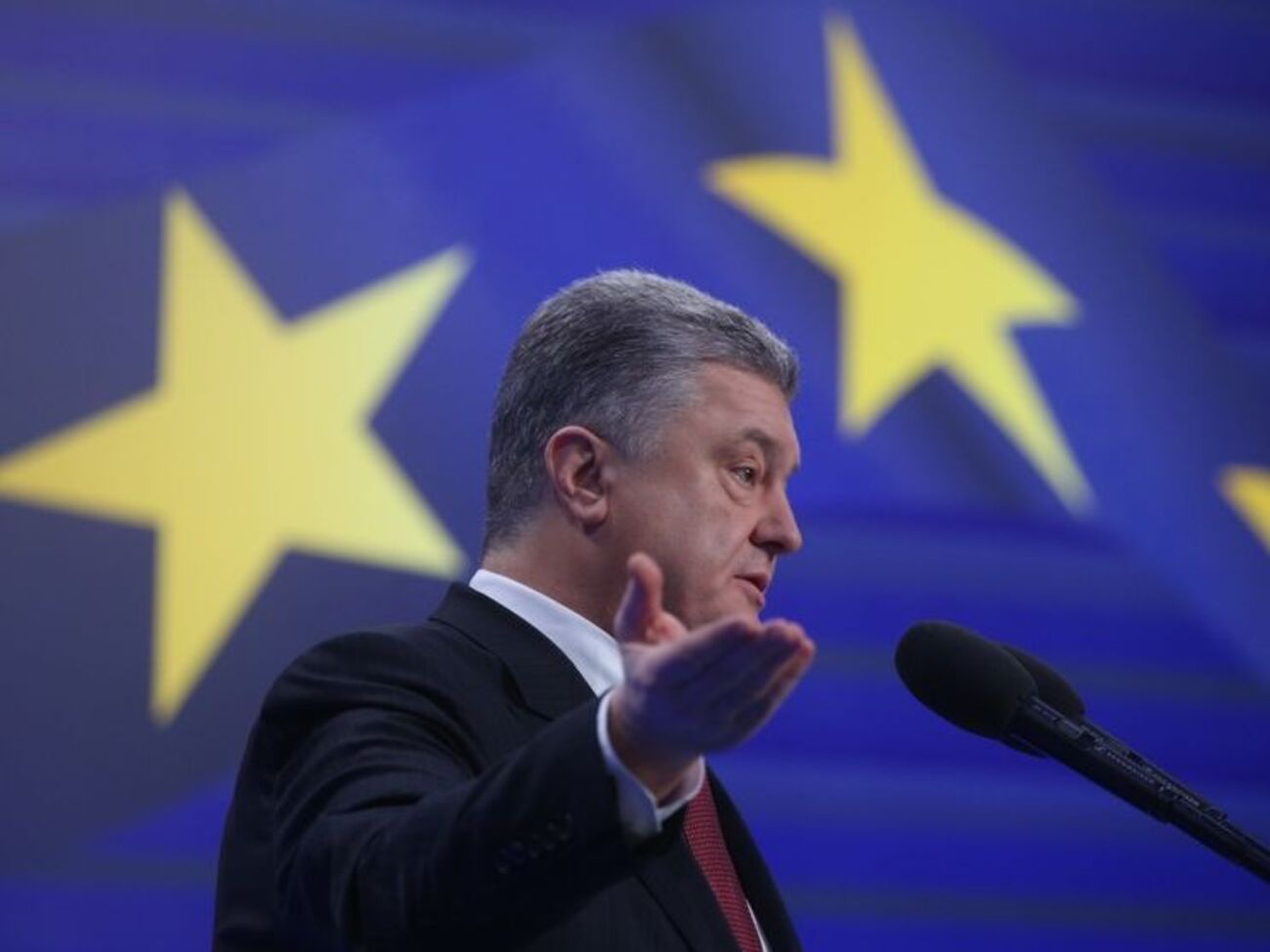 Порошенко про Януковича: Нехай дає пояснення в країні, де він наробив стільки шкоди