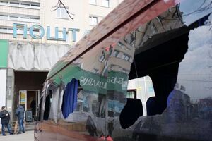 В обох машинах практично повністю розбито скло