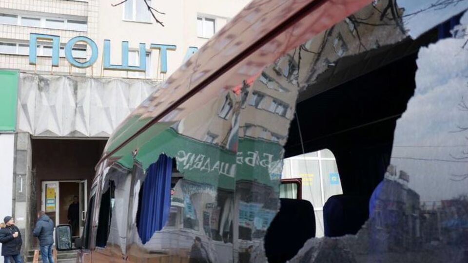 В обеих машинах практически полностью разбиты стекла