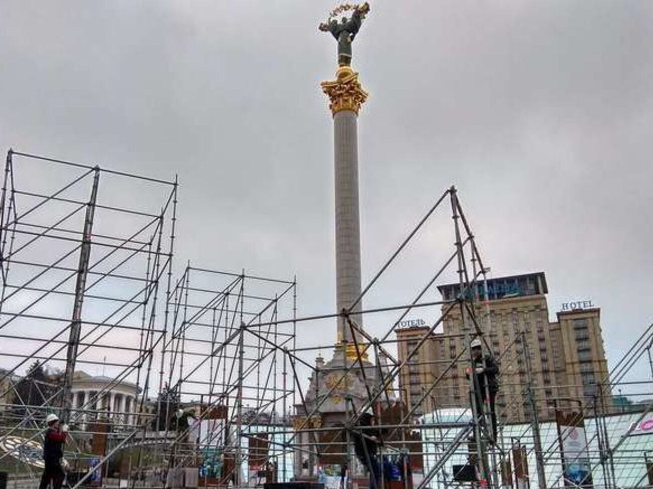 На Майдане продолжаются монтажные работы