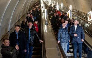 Депутатам придется каждую неделю посещать метро