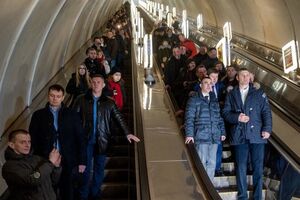Депутатам придется каждую неделю посещать метро