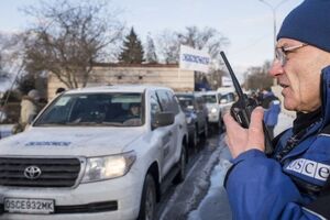 Коли о 14.08 п'ятеро членів СММ стояли між броньованими автомобілями, вони почули, як над їхніми головами зі свистом пролетіли три кулі
