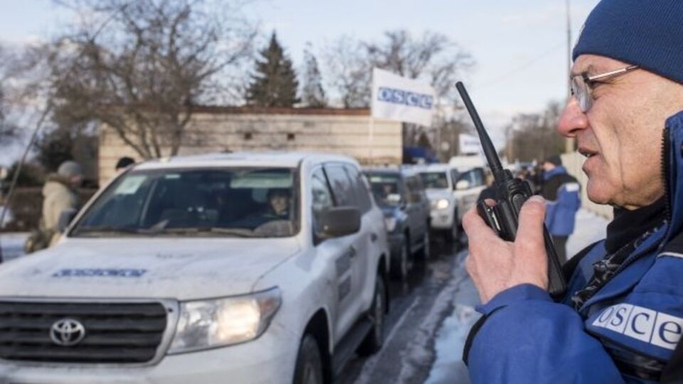 Коли о 14.08 п'ятеро членів СММ стояли між броньованими автомобілями, вони почули, як над їхніми головами зі свистом пролетіли три кулі