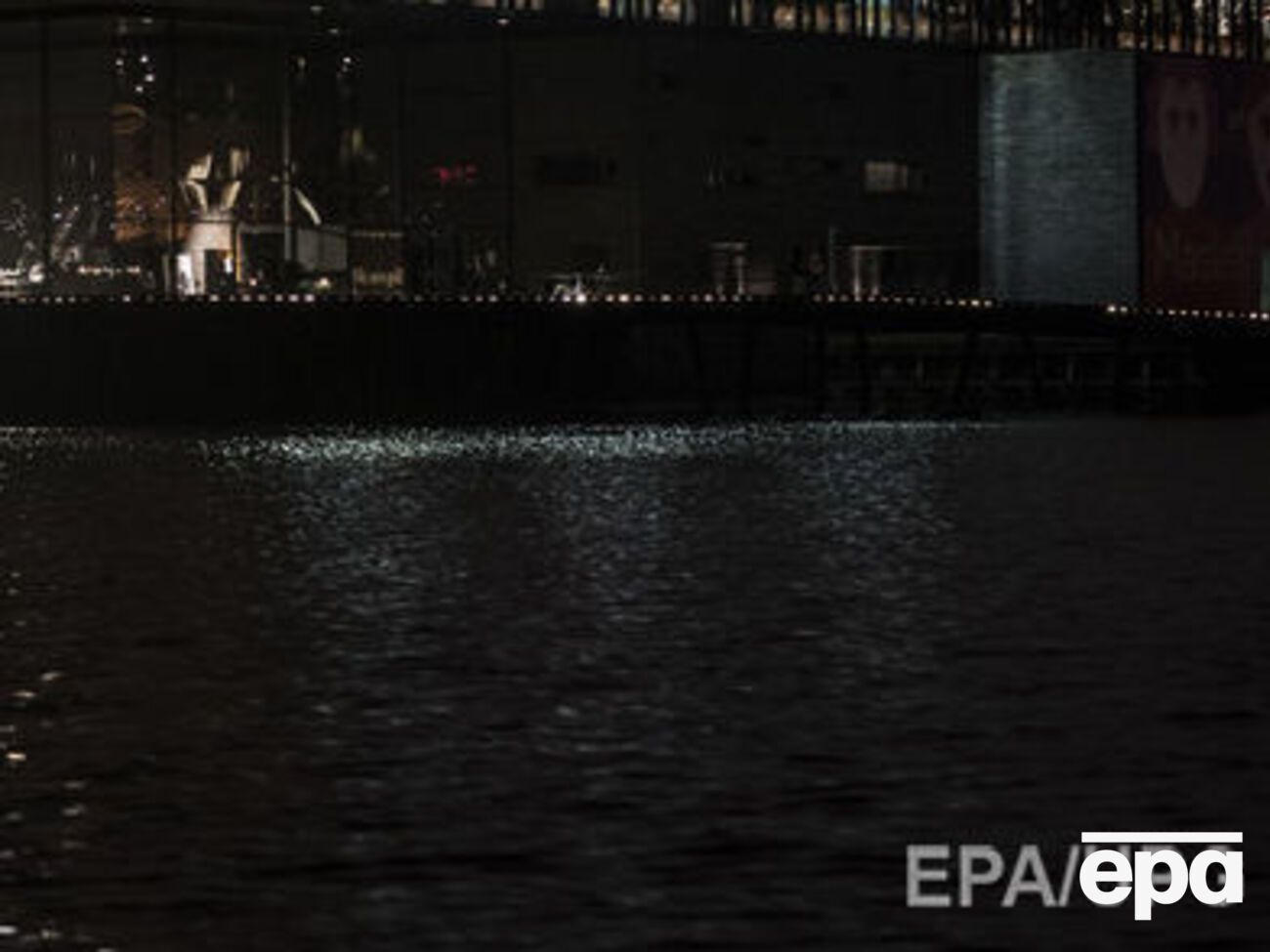 В нескольких районах Петербурга на улицах не работали светофоры и не горели фонари