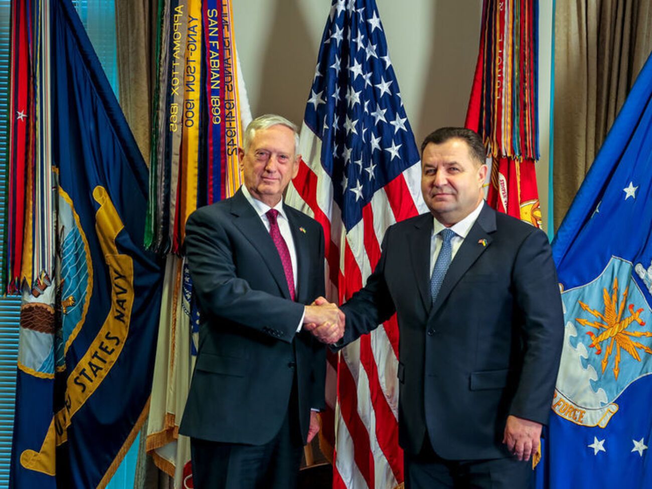 Полторак подякував Меттісу за запрошення відвідати США з робочим візитом