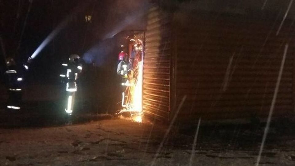 Огонь уничтожил обшивку крыши, деревянное перекрытие, церковный инвентарь, пол и облицовку стен