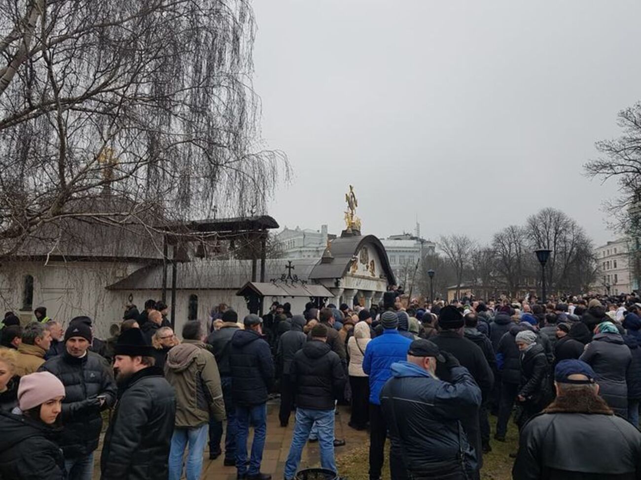 Монахи самовольно построенного монастыря в Киеве просят защиты у президента США